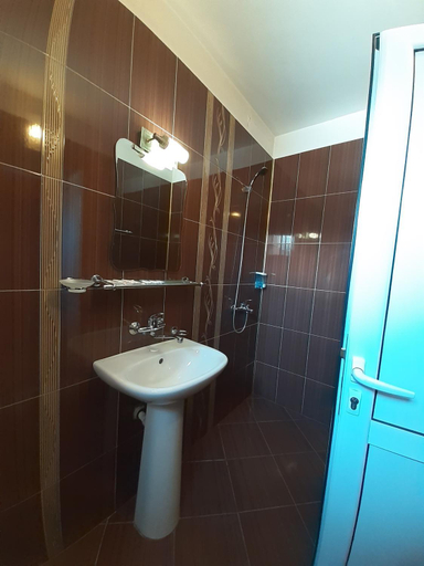 Bathroom 3, Gelov Hotel, Berkovitsa