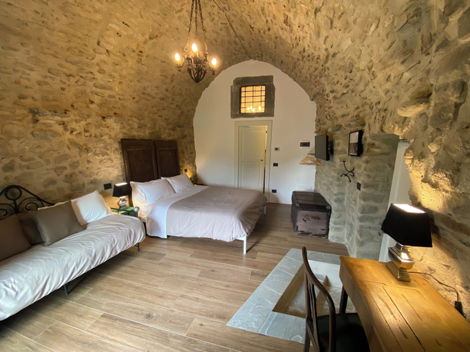 Bedroom 5, La Casa Medievale - Suites & SPA, Massa Carrara