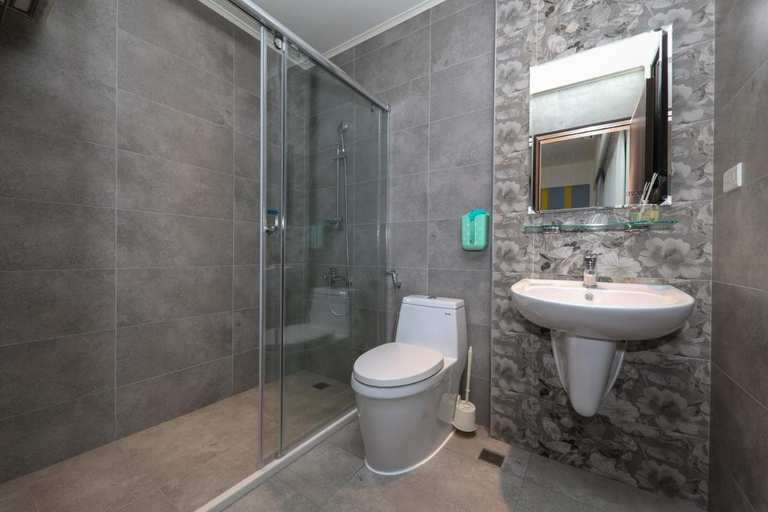 Bathroom 2, Enjoy the Lift Comfortable Elevator Homestay, Yilan