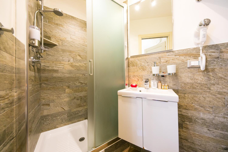 Bathroom 3, Suites Roma Tiburtina Economy, Roma