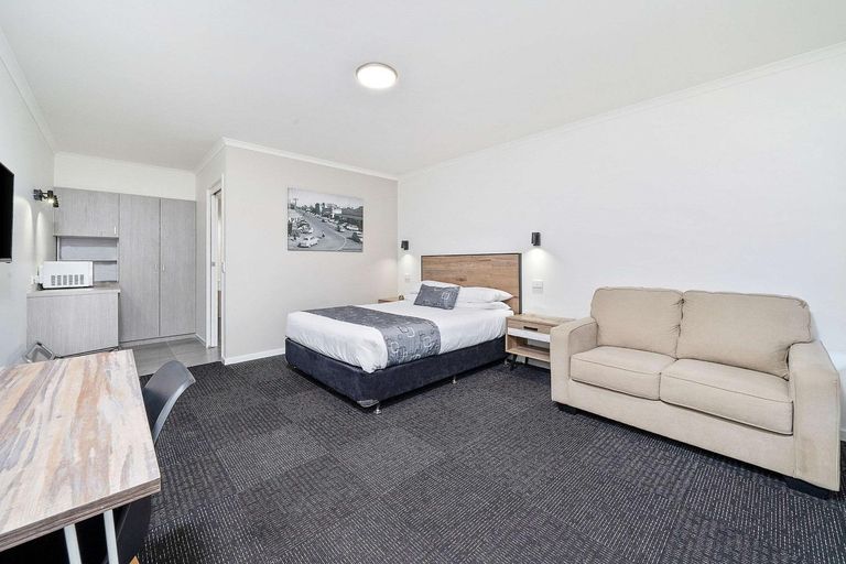 Bedroom 3, Peppermill Inn Motel, Shepparton