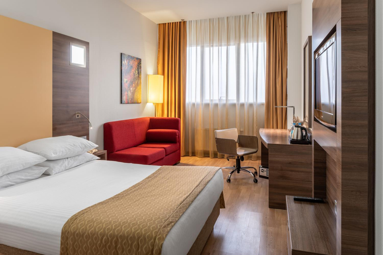 Bedroom 2, Ramada Encore by Wyndham Kyiv, Holosiïvs'kyi