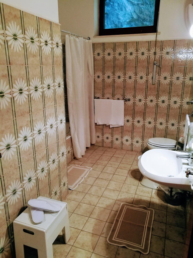 Bathroom, La Taverna del Leone, Salerno