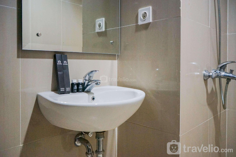 Bathroom 3, Sweet Studio at Paramount Skyline By Travelio, Tangerang