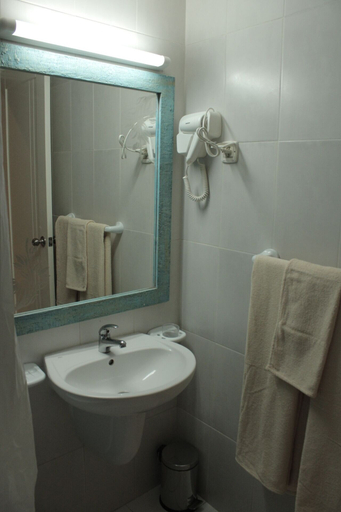 Bathroom 4, Le Parisien Tunis, Bab Bhar