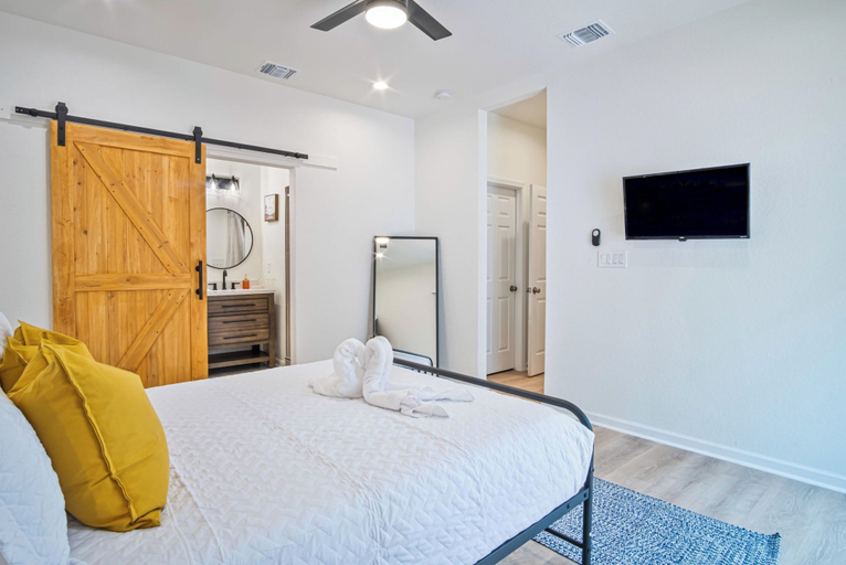 Bedroom 2, Urban Delight 4br/3ba Near City Center, Bexar