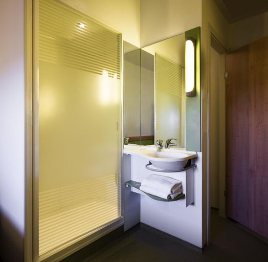 Bathroom 3, ibis budget Bilbao Barakaldo, Vizcaya
