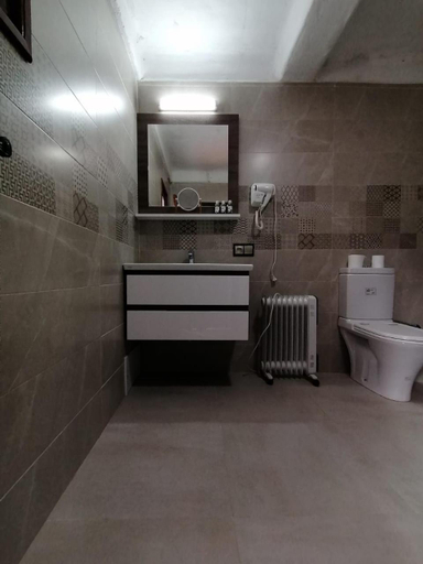 Bathroom 3, Mandy, Tétouan