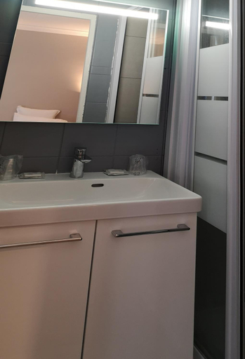 Bathroom 3, Hotel Hippodrome, Paris