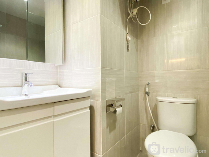 Bathroom 3, Warm & Cozy Studio at Vasanta Innopark By Travelio, Cikarang
