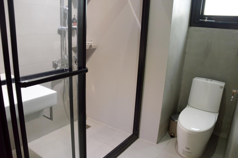 Bathroom 3, Tomato TTT, Taipei City