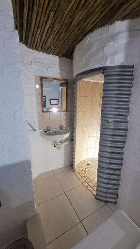 Bathroom 3, Aberdeen Self Catering, Cacadu