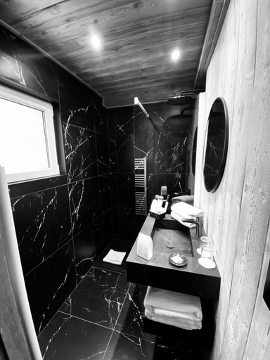 Bathroom 4, Chalet-Hôtel Le Labrador, The Originals Relais, Haute-Savoie
