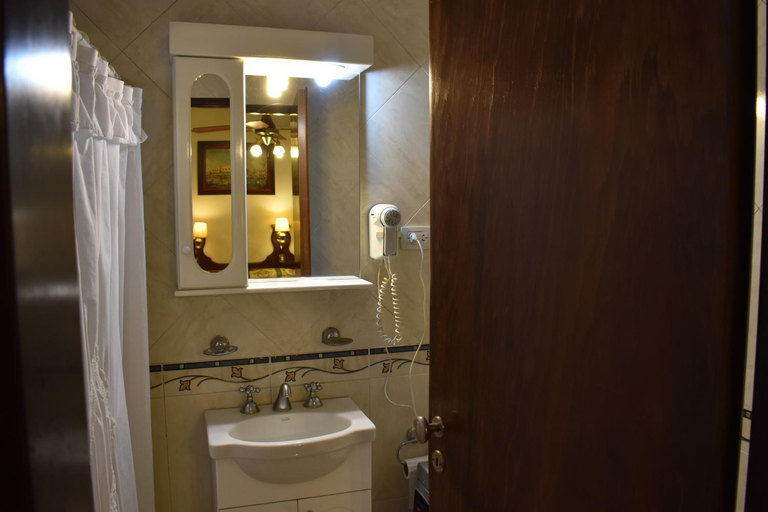 Bathroom 3, Hotel Berlin, Gualeguaychú