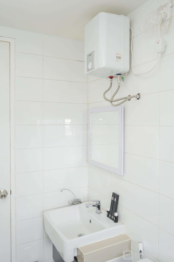 Bathroom 3, Luxurious Spacious Apt 2BR Tuscany BSD By Travelio, South Tangerang