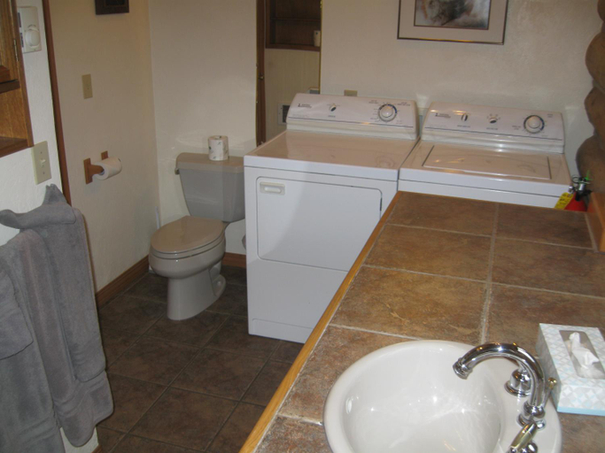 Bathroom 2, Rye Creek Lodge, Ravalli