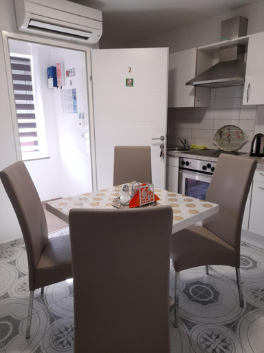 Others 2, Apartmani Donella, Umag