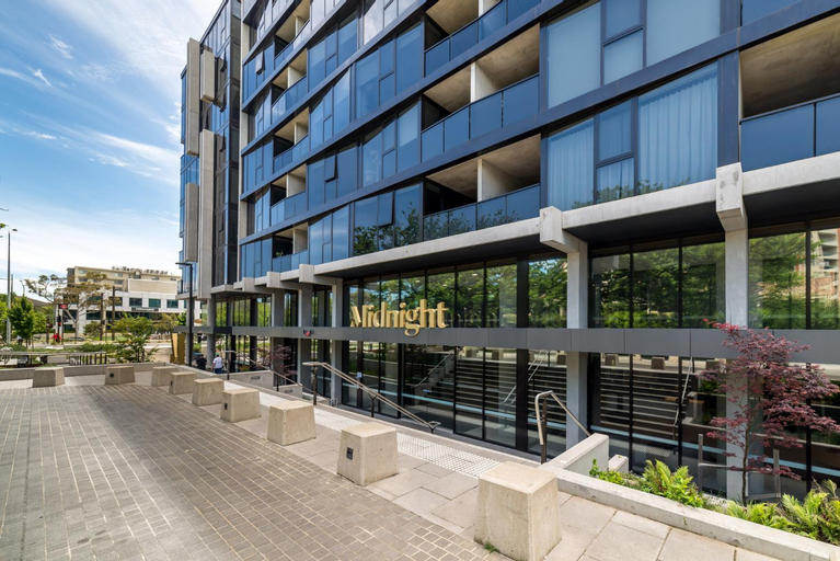 Chic 3-Bed in Central with Pool, Sauna and Gym, Canberra
