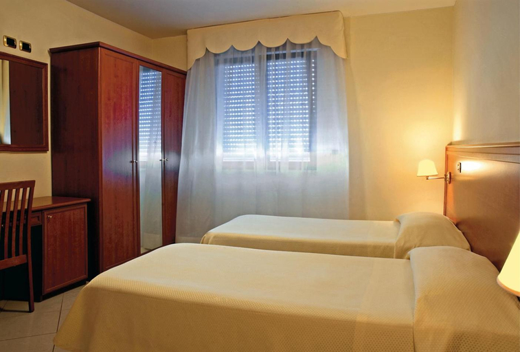 Bedroom 2, Hotel Jolly, Bari