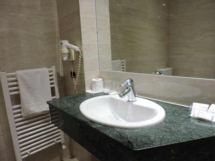 Bathroom 3, Hotel El Nogal, Valladolid