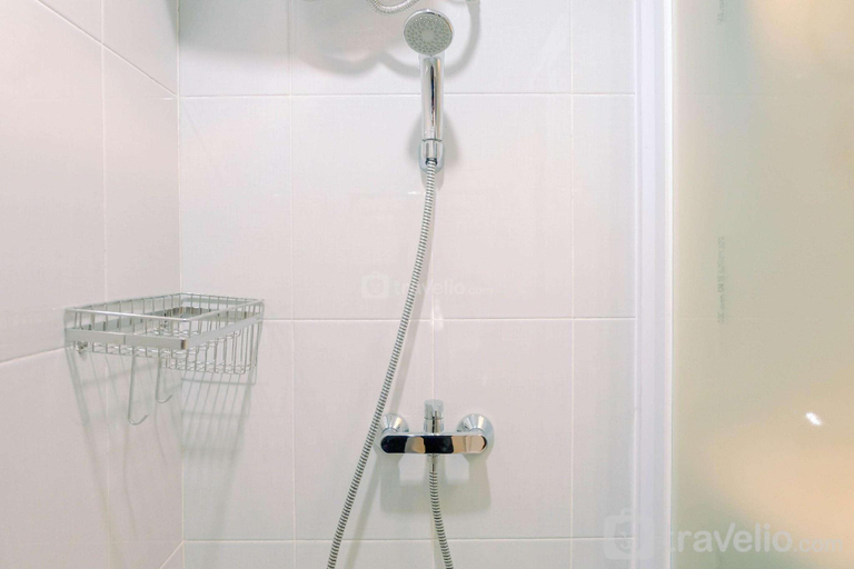 Bathroom 2, Warm Design Studio Apt @ Casa De Parco By Travelio, Tangerang