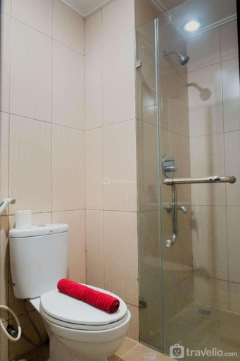 Bathroom, Elegant Studio Apt @ Tamansari Papilio By Travelio, Surabaya