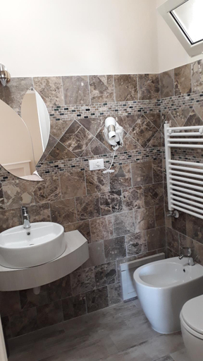 Bathroom 2, La rezztella, Latina