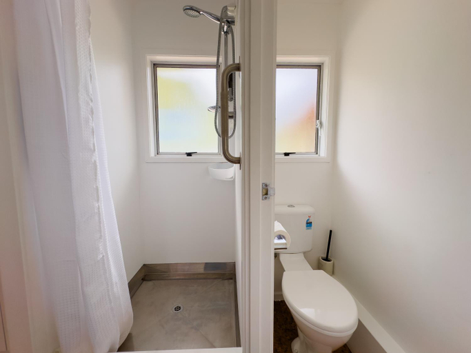 Bathroom 3, The Captains Motel, Far North