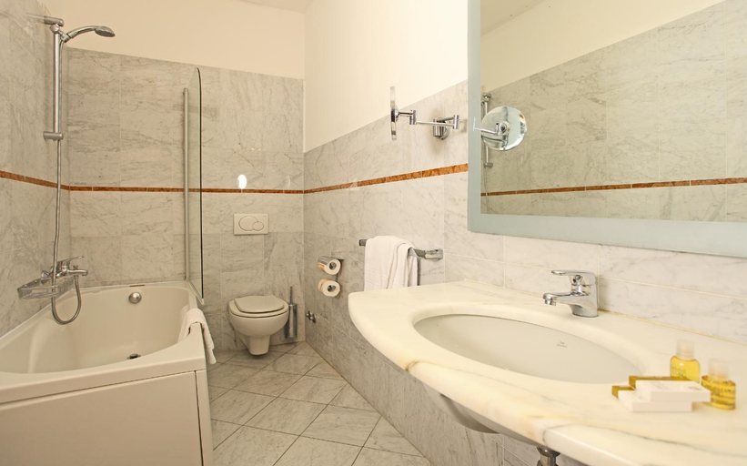 Bathroom 10