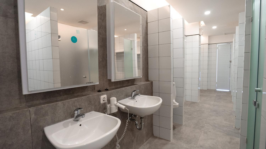 Bathroom 14