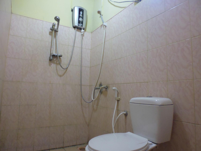 Bathroom 3, Nilmini Lodge, Dambulla