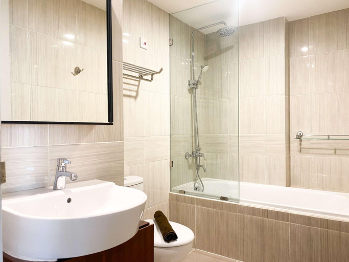 Bathroom 3, Comfortable 1BR at Vasanta Innopark By Travelio, Cikarang