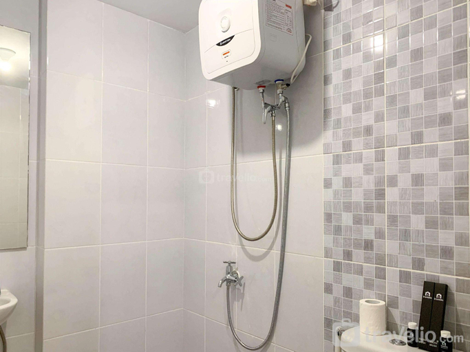Bathroom, Nice Design 2BR Tokyo Riverside PIK 2 By Travelio, Tangerang
