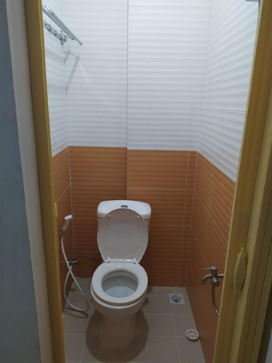 Bathroom, Rooms at Josapa Guest House, Batam