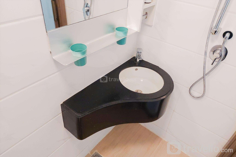 Bathroom 3, Elegant Stylist Studio @ Sky House BSD By Travelio, South Tangerang