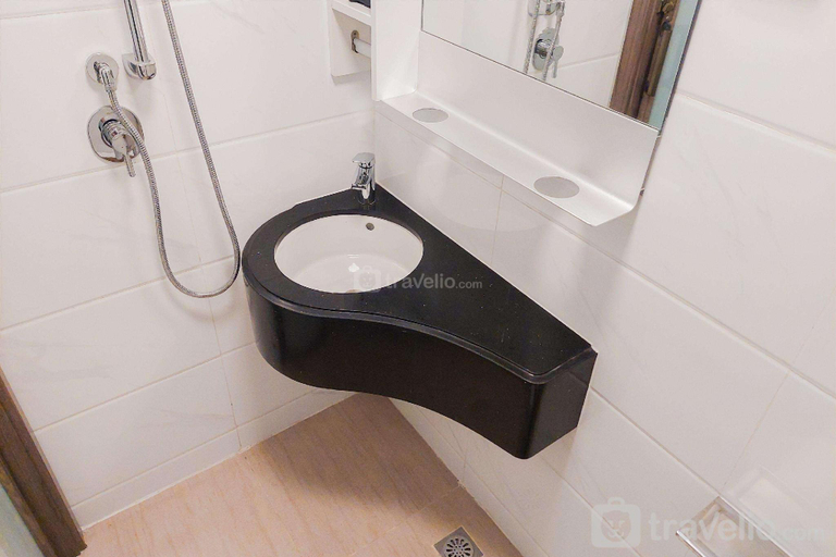 Bathroom 3, Scenic & Restful Studio Sky House BSD By Travelio, Tangerang Selatan