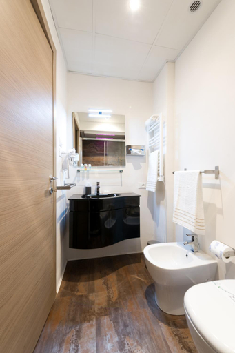 Bathroom 4, Brunelleschi Holidays, Rome