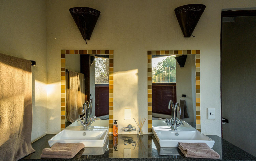 Bathroom 3, Leopard's Lair Bush Lodge, Mopani