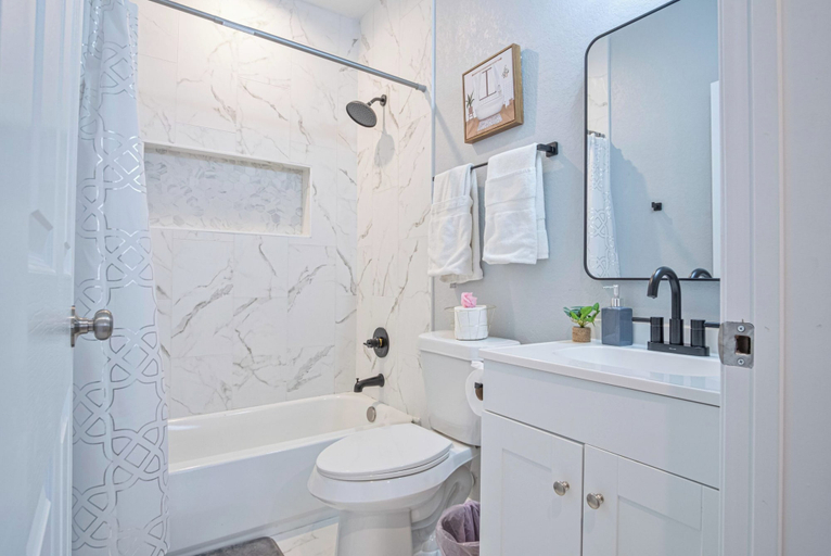 Bathroom 3, Lovely & Charming 4br/2.5ba Near Downtown's Prime, Bexar