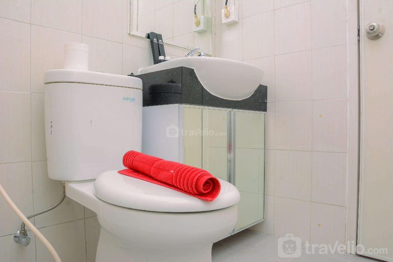 Bathroom, Warm Cozy 2BR Signature Park Grande By Travelio, East Jakarta