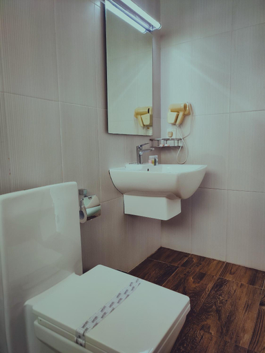 Bathroom 4, Hotel Elephant Park, Rambukkana