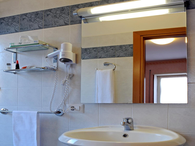 Bathroom 3, Tuscia Hotel, Viterbo