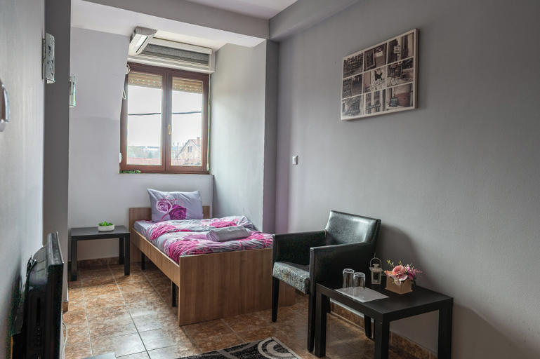 Others 4, Hotel Rozmantic