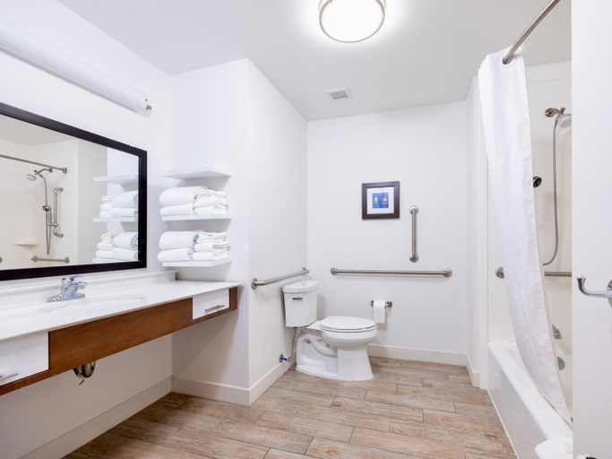 Bathroom 4, Flag Point Inn & Suites Pratt, Pratt