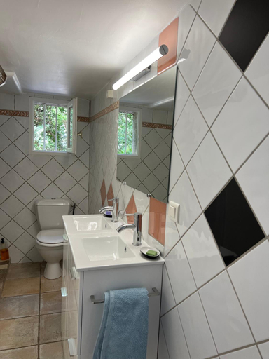 Bathroom 2, SOURCE D'HARMONIE L'Ecureuil Terres Rouges La Rocaille l'Olivier, Bouches-du-Rhône