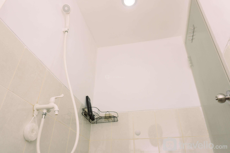 Bathroom 2, Cozy Studio at Urbantown Serpong Apt By Travelio, Tangerang Selatan
