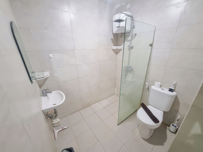 Bathroom 4, Elegant And Spacious 2Br Loft Green Park Yogyakarta Apartment, Sleman