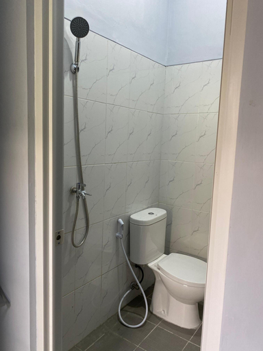 Bathroom, Yandira Guest House Syariah, Yogyakarta