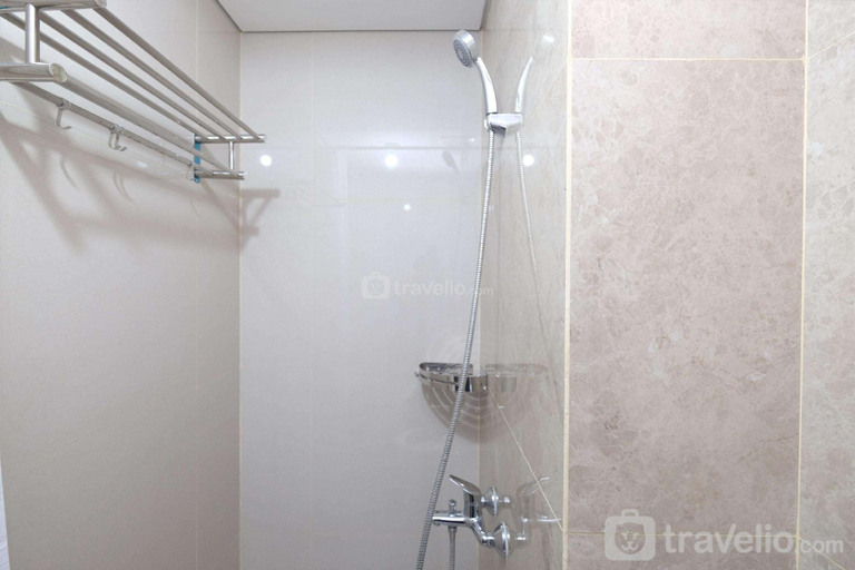Bathroom 3, Great Studio at Transpark Cibubur Apt By Travelio, Depok