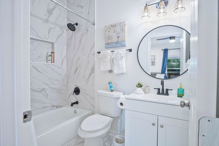 Bathroom 3, Urban Delight 4br/3ba Near City Center, Bexar